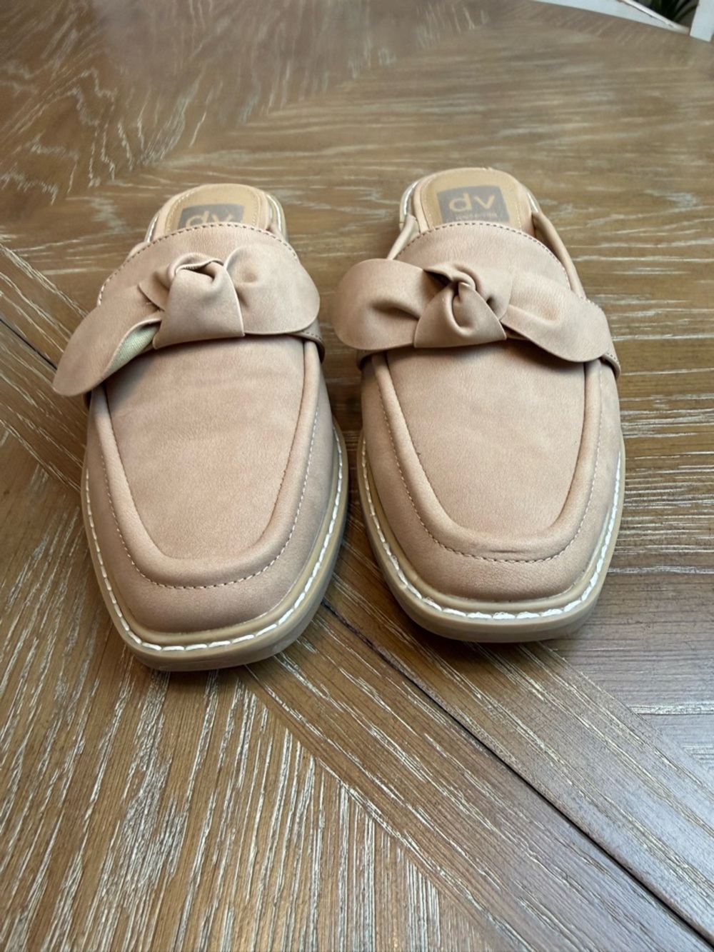 Dolce Vita Tan Knot-Detail Slip-On Fanny Loafers - Picture 2 of 8
